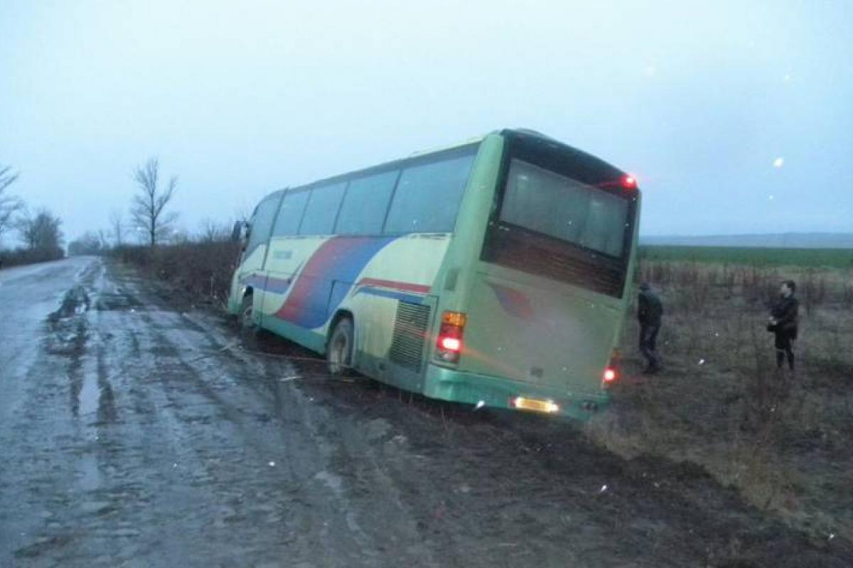 автобус с 30 пассажирами оказался в кювете