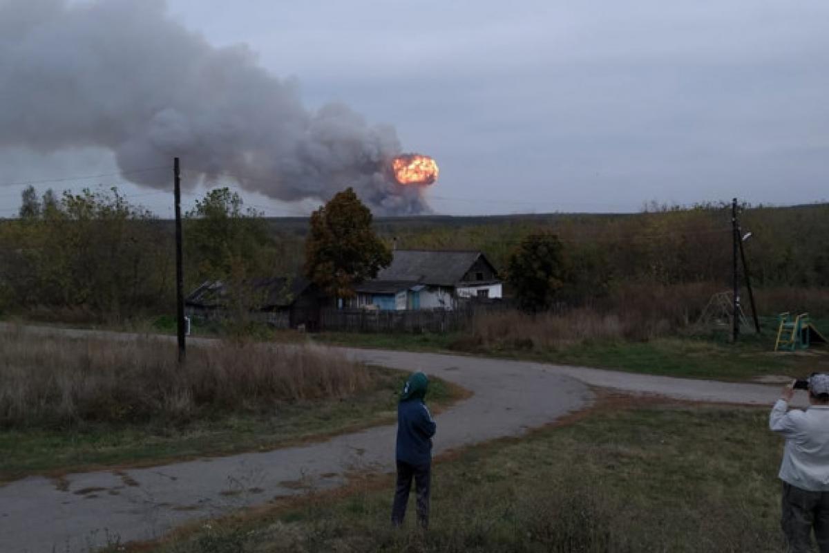 Под российской Рязанью продолжают взрываться боеприпасы на складе воинской части