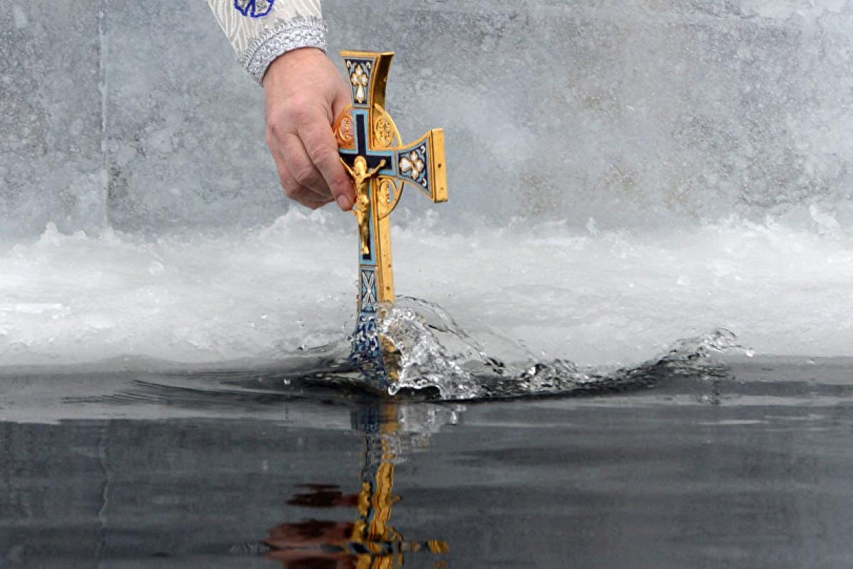 Крещенская вода: Как правильно обращаться со святой водой и для чего ее  использовать | Новини в Час Пік