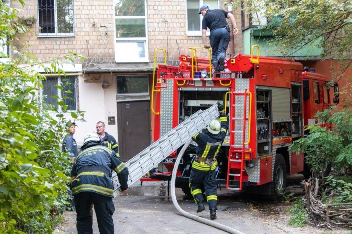 В Киеве в результате пожара в жилом доме погибла женщина