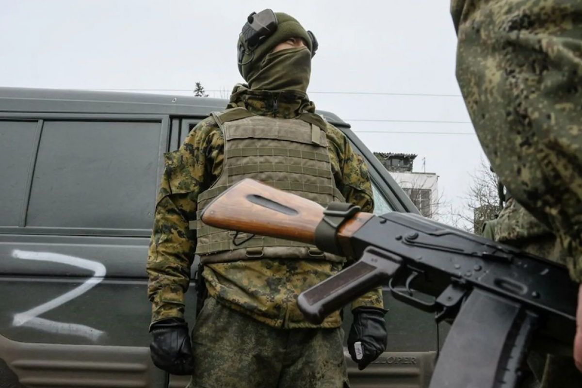 Росіяни підкидають зброю та українську символіку мешканцям окупованої Луганщини, щоб фабрикувати справи