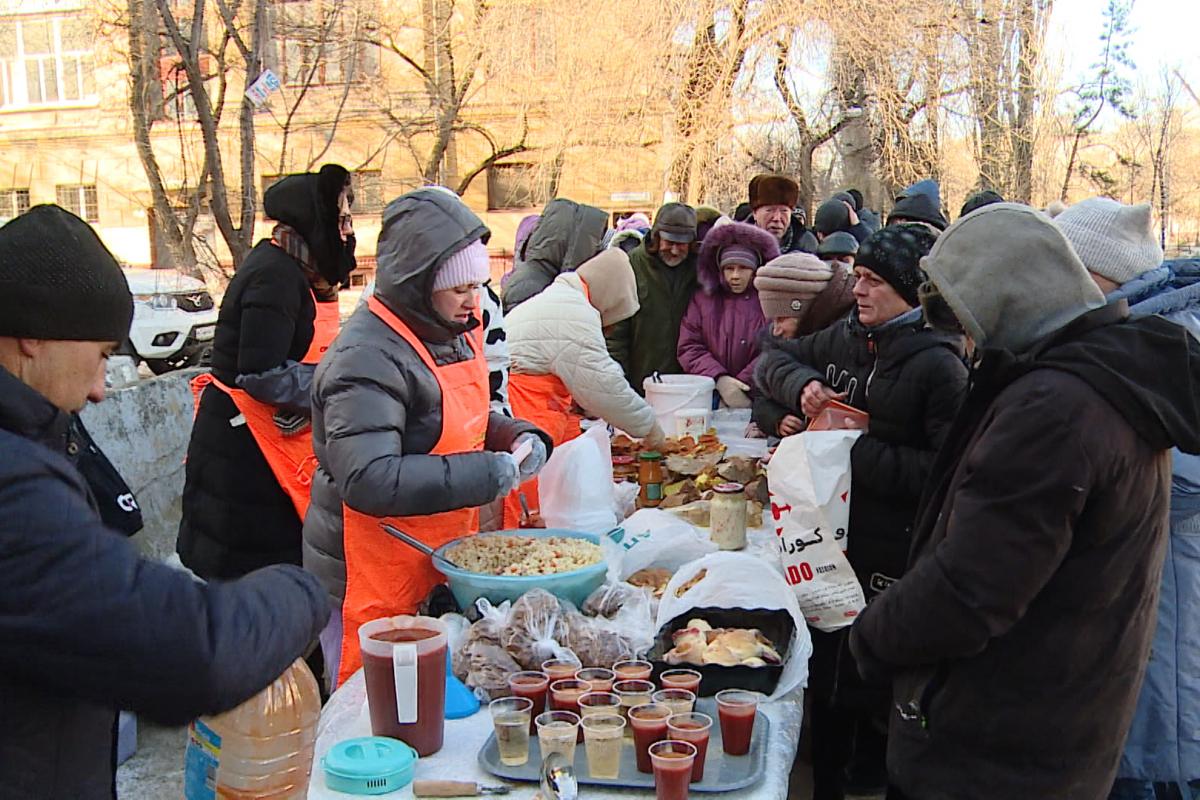 "Гречка, ковбаса і банан: як мешканці Сєвєродонецька виживають завдяки волонтерам"