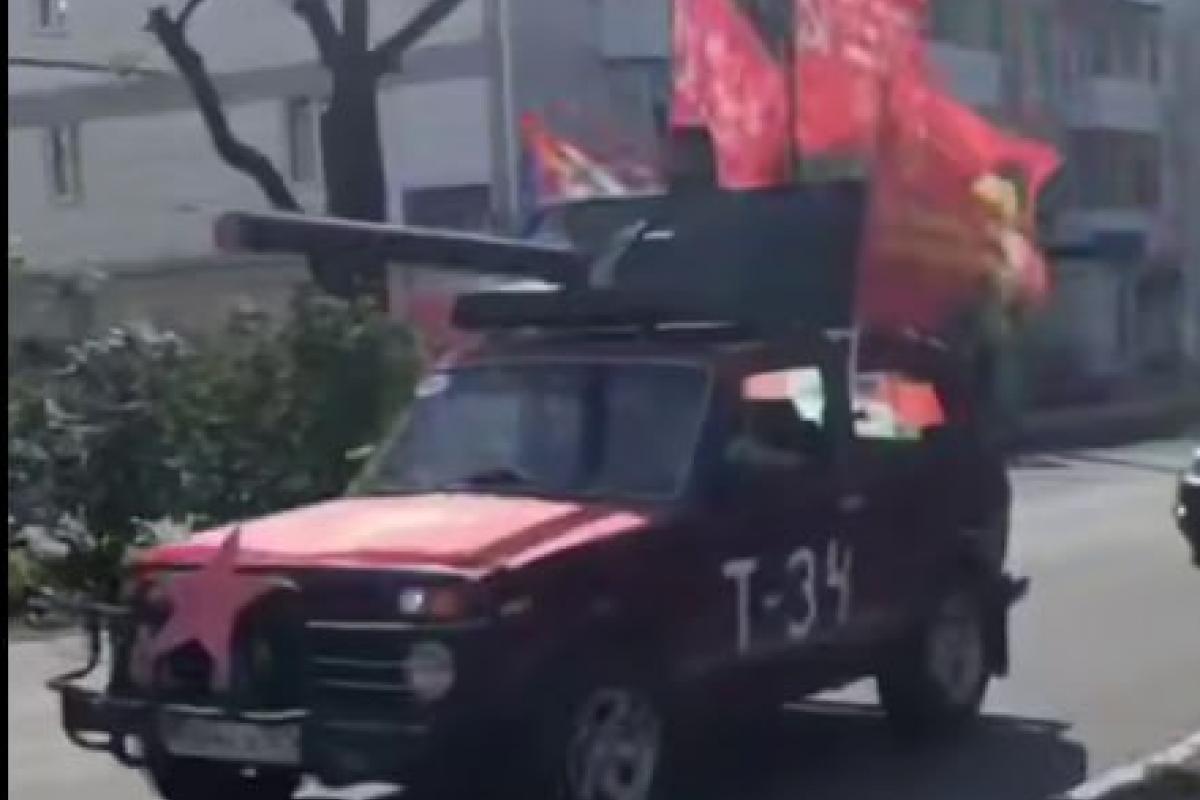 В окупованих Лисичанську, Рубіжному та Сєвєродонецьку окупанти влаштовують показові "святкування" 9 травня на тлі руїн. Фальшивий пафос та ігнорування реальності.