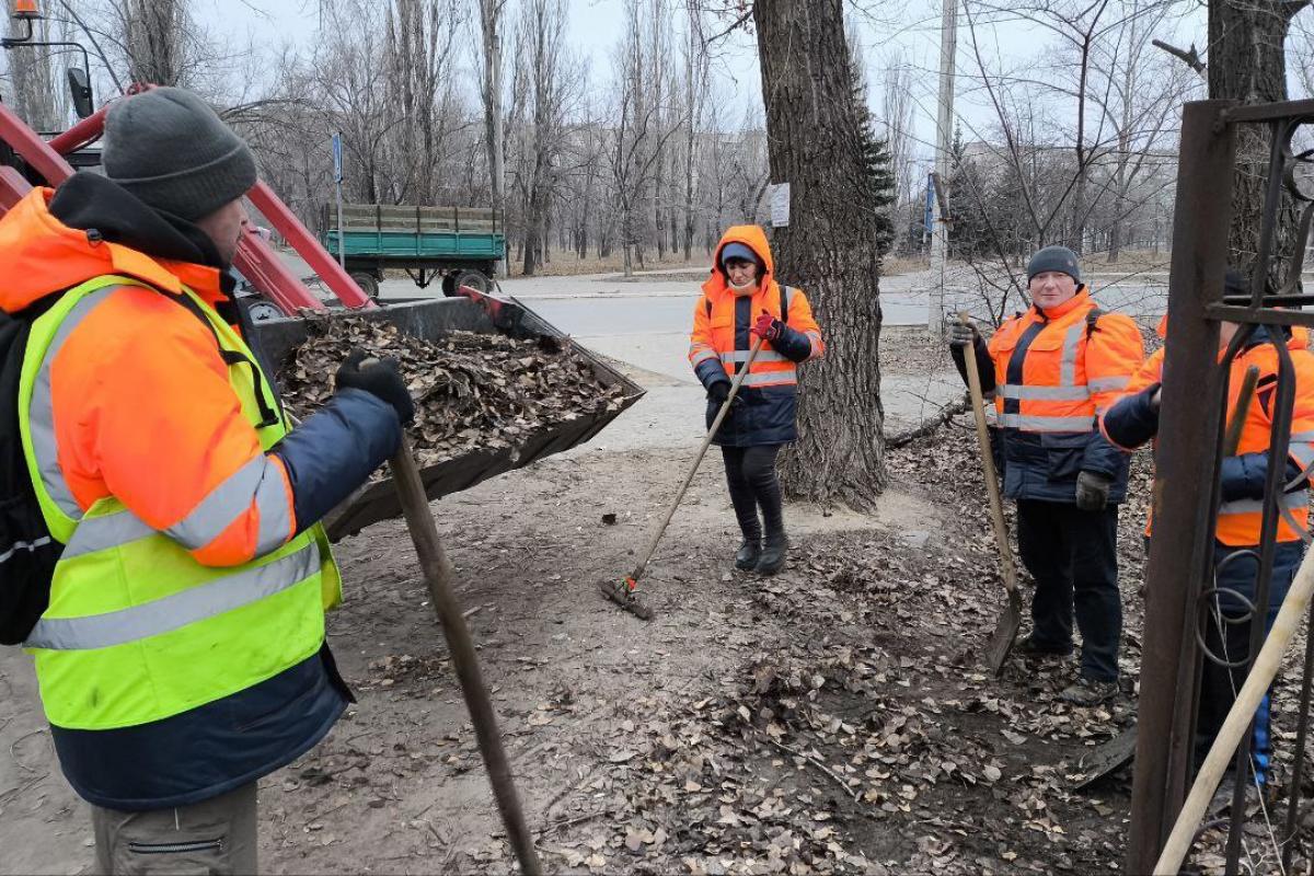 Рубіжне в об'єктиві: окупанти знімають прибирання, а сміття не зникає