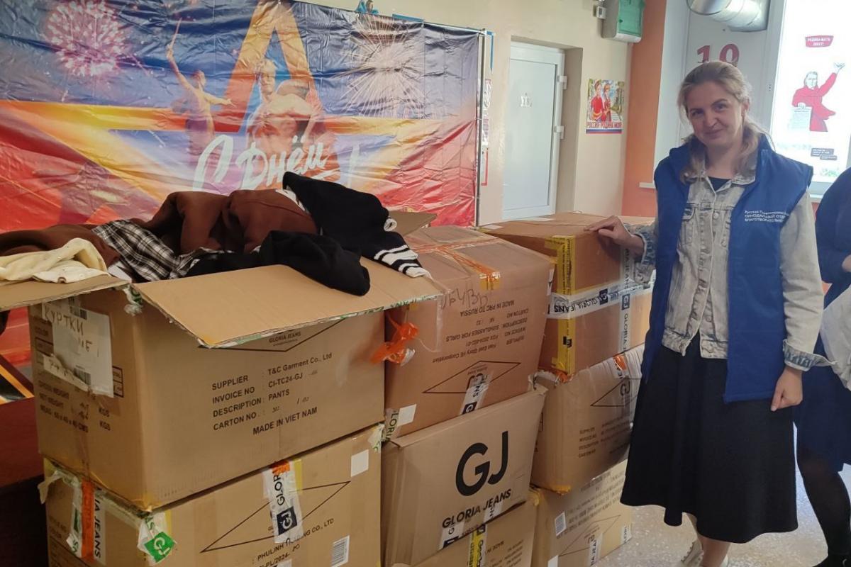 Окупанти Лисичанська роздали дітям одяг Gloria Jeans як "допомогу". За постановочними фото – бідність, безробіття та відсутність магазинів. Пропаганда на тлі гуманітарної залежності.