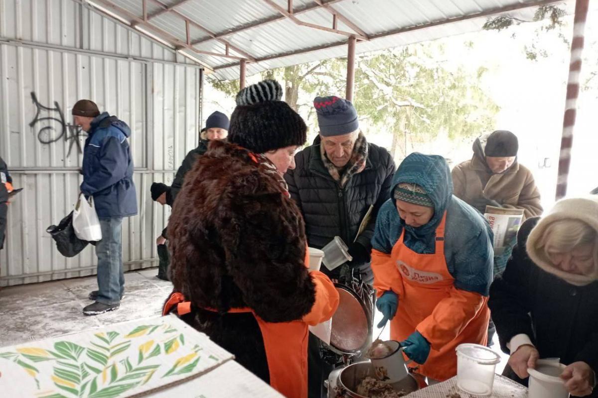 "Святковий" пайок: у Сєвєродонецьку та Рубіжному люди мерзнуть за тарілку їжі