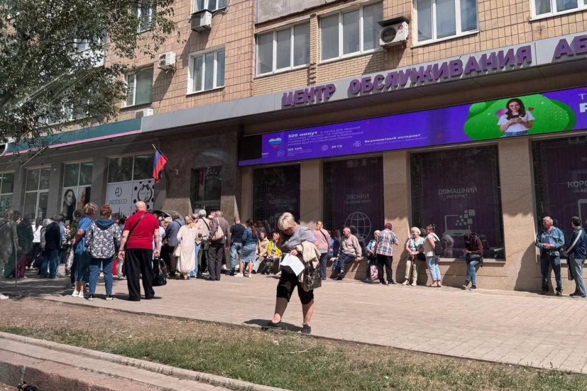 Примус через телефон: чому жителі Донеччини ночують під офісами мобільного оператора