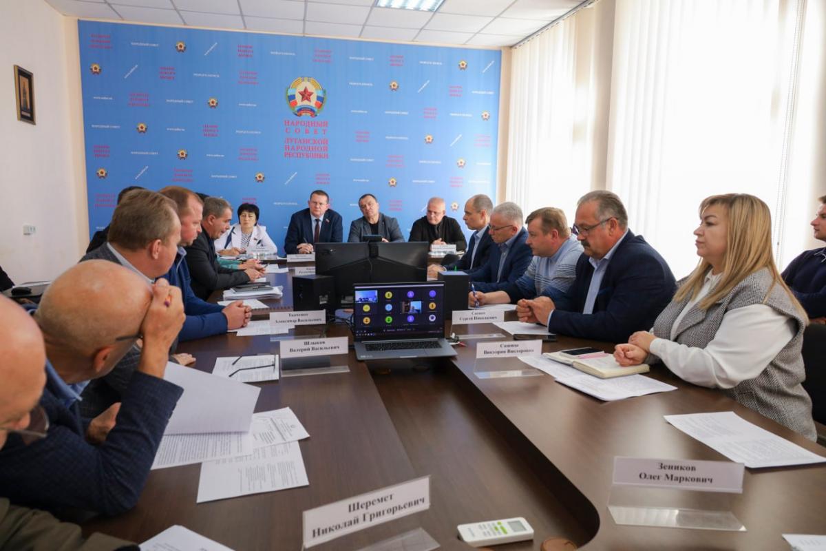 В окупованому Луганську відбулося засідання "Комітету з інфраструктури" щодо дефіциту водопостачання в регіоні. У ньому взяли участь представники "міністерств", відомств та муніципалітетів, повідомляють окупаційні канали.