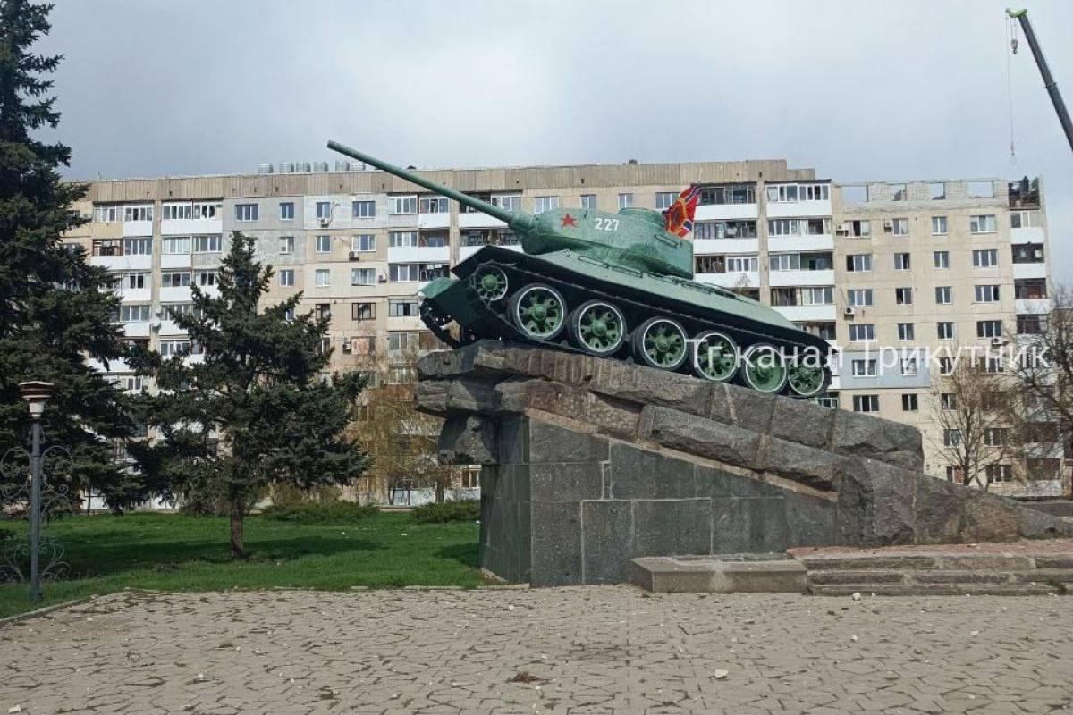 У мережі з’явилися нові фото з окупованого Лисичанська, які чітко демонструють реалії так званого "відновлення" міста під контролем російських окупантів. Насправді — це лише зовнішня оболонка пропаганди на фоні тотального руйнування.
