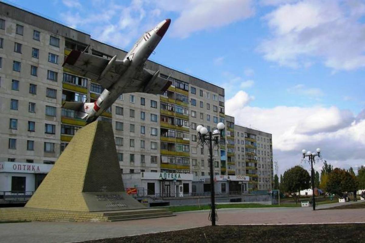 У мережі з’явилися нові кадри з району ГТВ в окупованому Лисичанську, які демонструють, що за понад три роки російської окупації місто так і не оговталося від масштабних руйнувань. На фото— переорані вулиці, пошкоджені будинки та зруйнована інфраструктура
