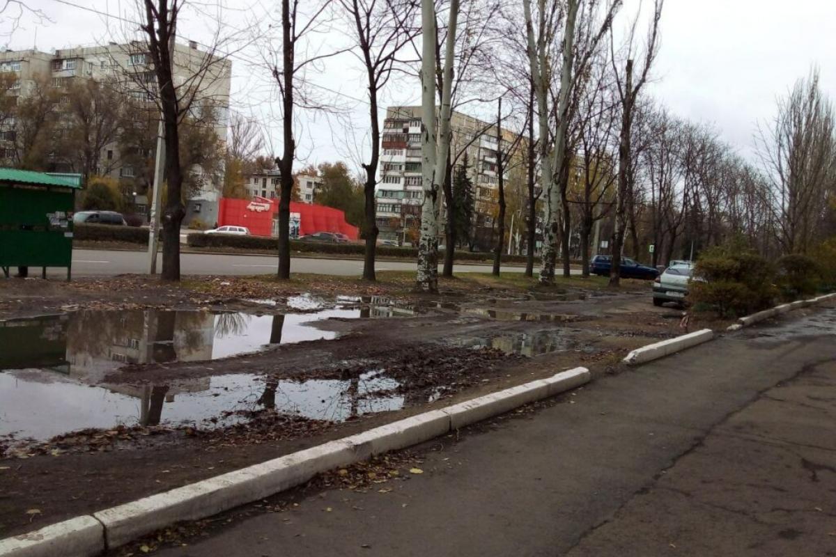 Луганськ у пастці нечистот: центральні вулиці перетворилися на каналізаційні ріки