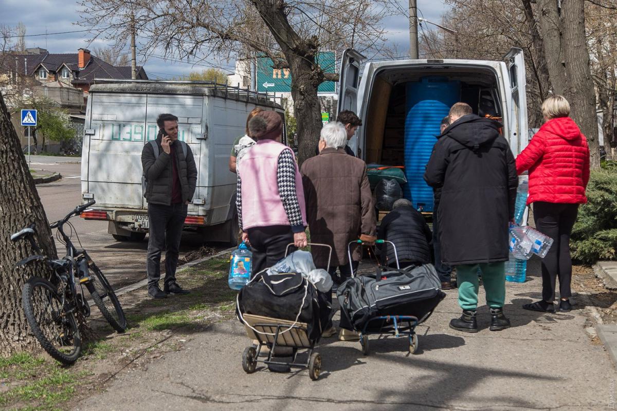 Обіцянки на фоні пустих баклажок: що показують фото з Лисичанська