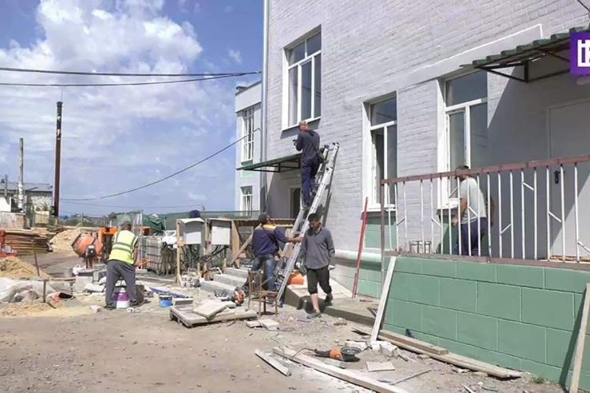 В окупованих Сіверськодонецьку та Лисичанську широко розповсюджують оголошення про набір будівельників для ремонтних робіт у багатоповерхівках.