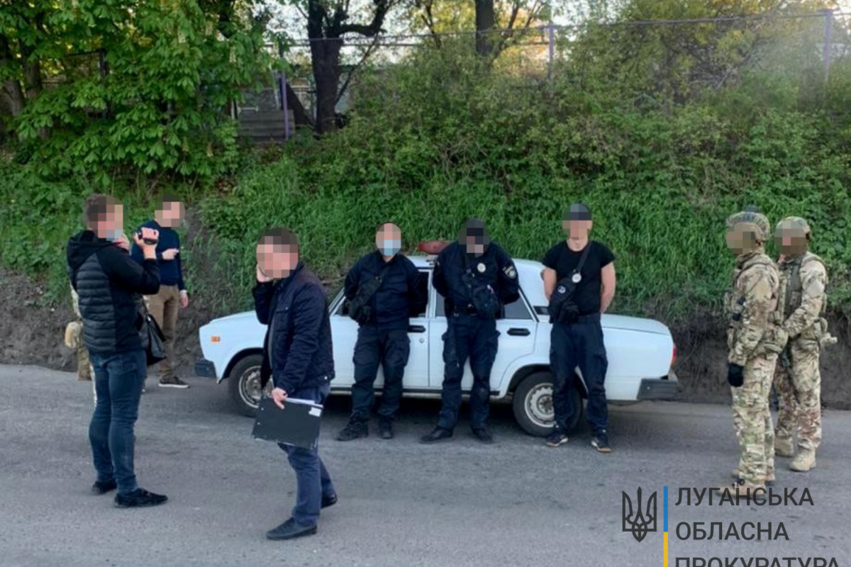 В Лисичанске "на горячем" попались полицейские-взяточники