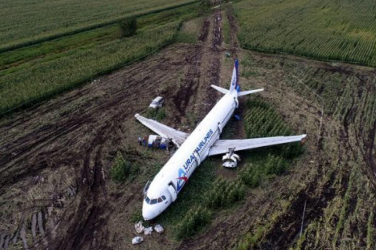 В РФ пассажирский самолет совершил экстренную посадку в поле недалеко от Новосибирска