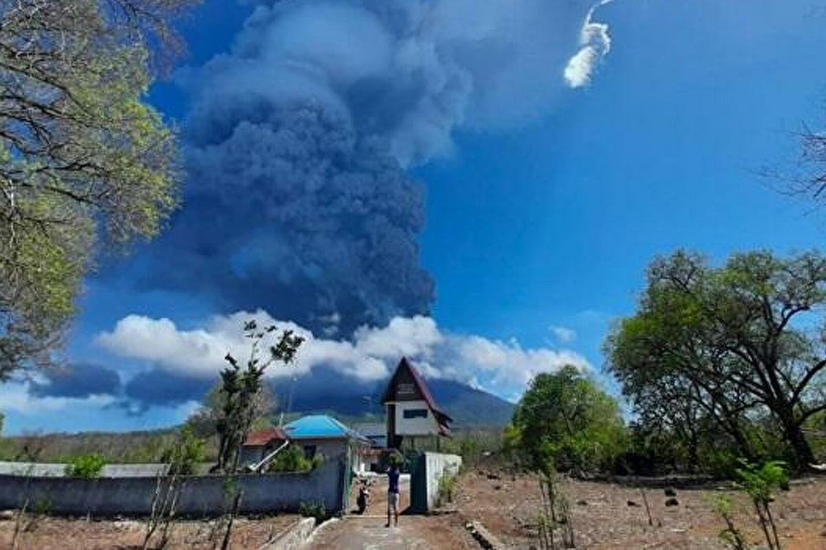 В Индонезии произошло мощное извержение вулкана Левотоло