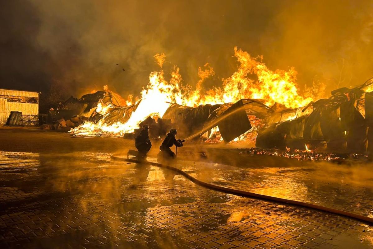 В Виннице спасатели всю ночь ликвидировали масштабный пожар, охвативший склады со стройматериалами