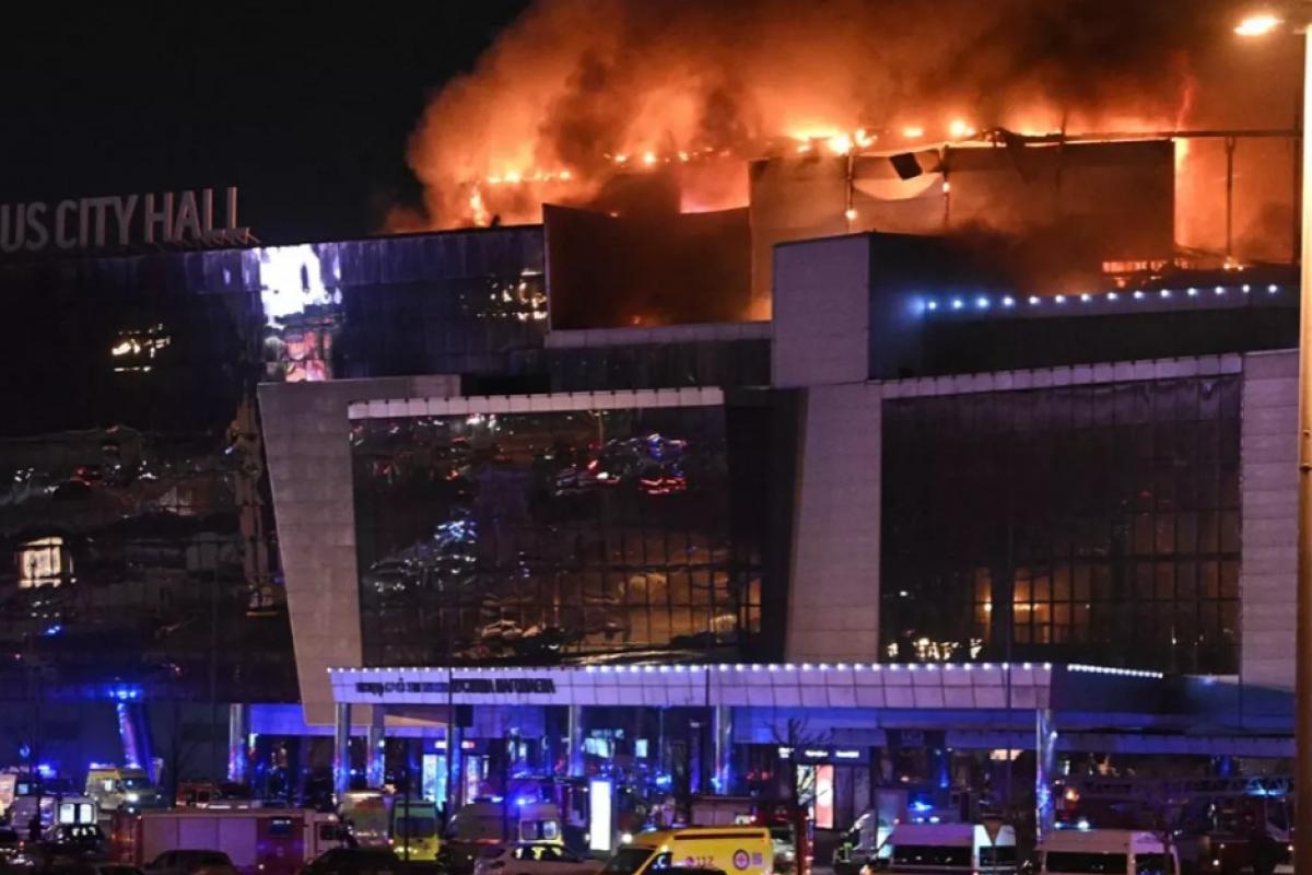 "Кому выгоден теракт в Москве?": первые мнения и версии о трагедии в "Крокус Сити Холле"