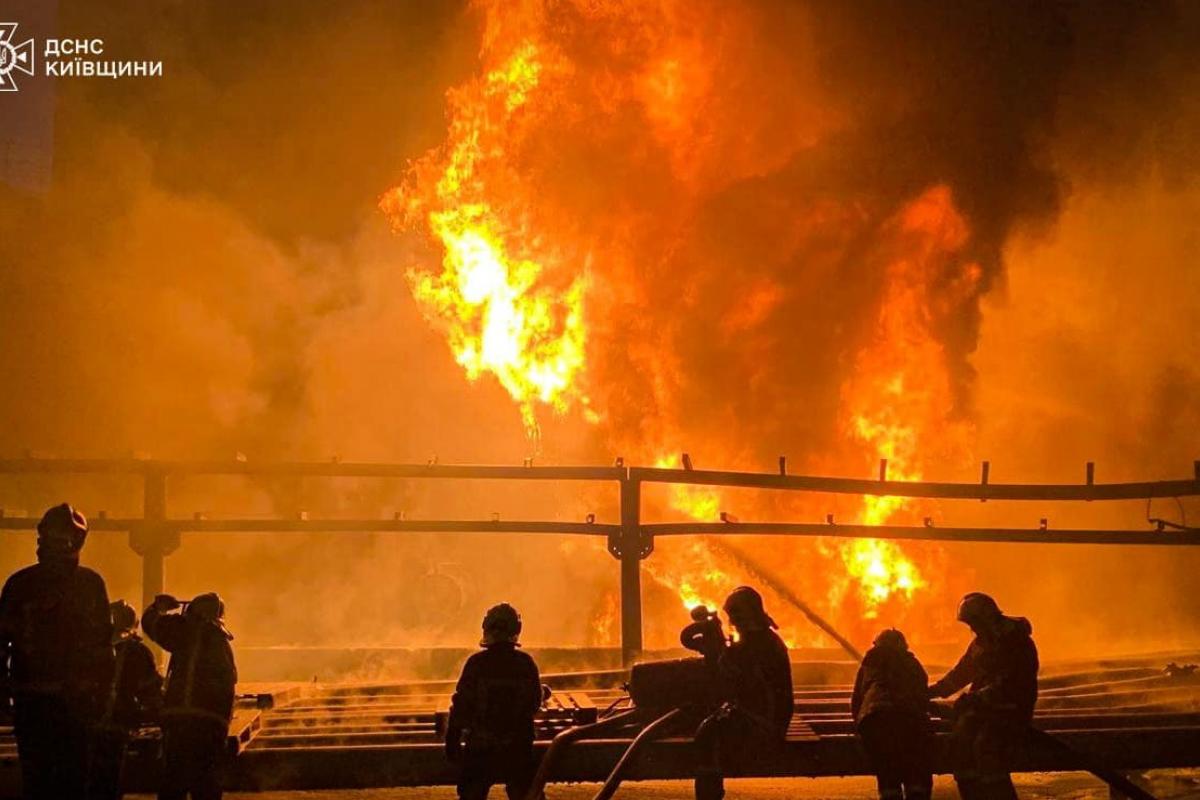 На Киевщине продолжается ликвидация пожара на предприятии, возникшего в результате российской атаки
