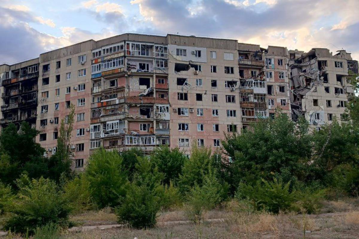 В Северодонецке люди продолжают жить в разрушенной девятиэтажке