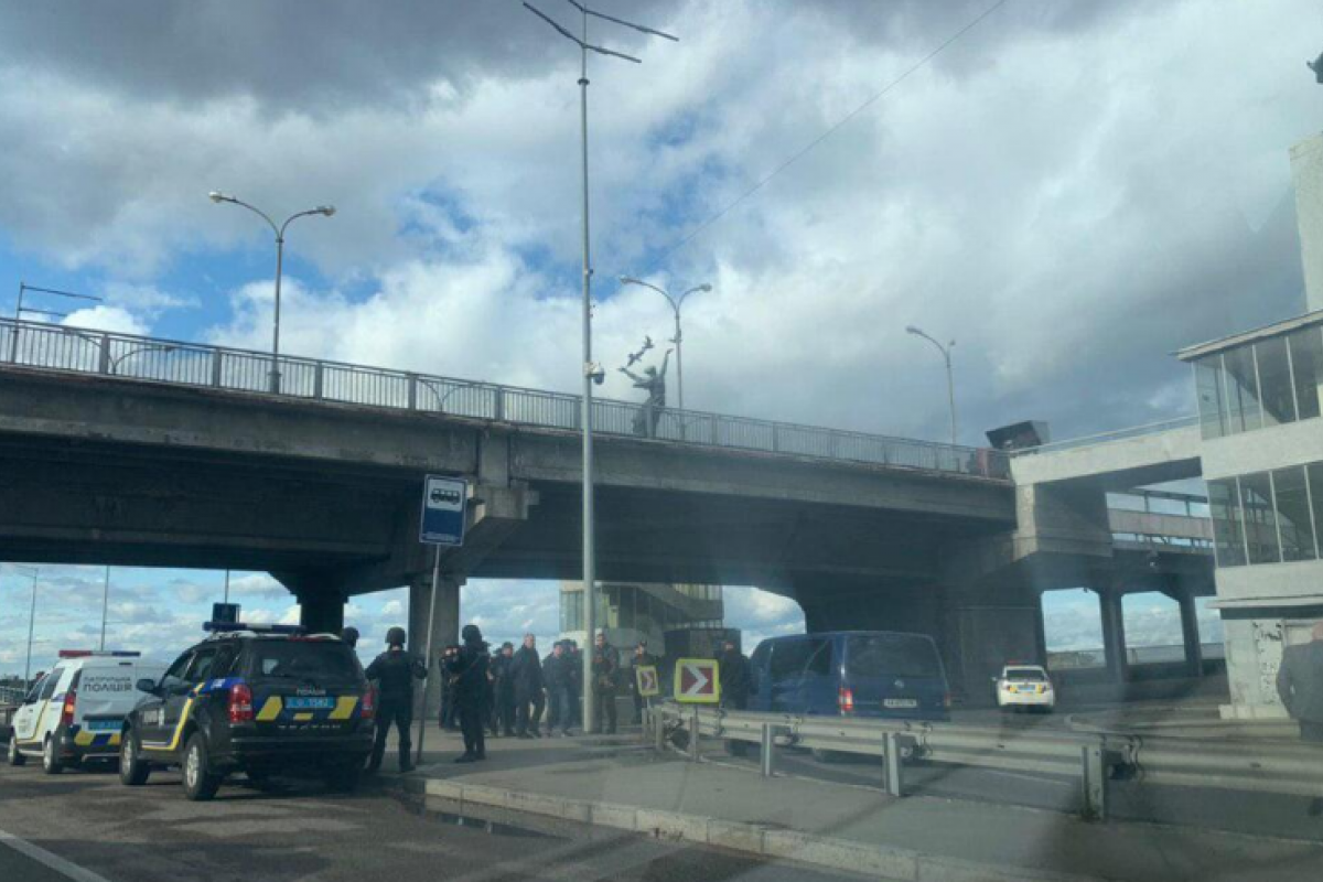 В Киеве неизвестный угрожает взорвать мост Метро