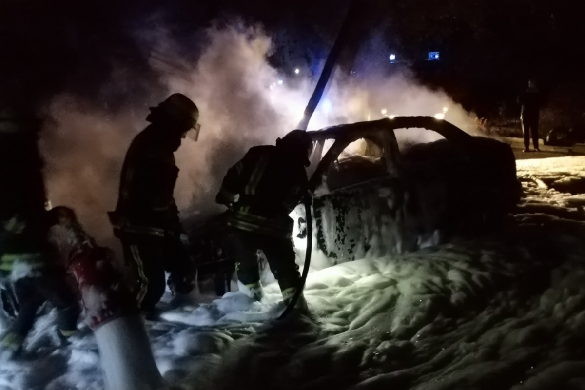 В Северодонецке ночью сгорели два автомобиля