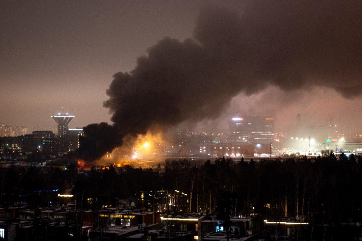 Под Москвой тушили масштабный пожар на рынке стройматериалов