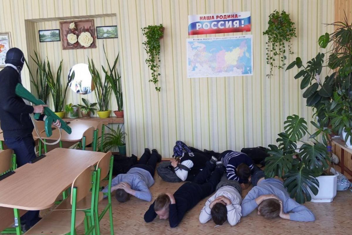 "К чему-то готовятся?": На Луганщине оккупанты учат детей правилам поведения во время теракта