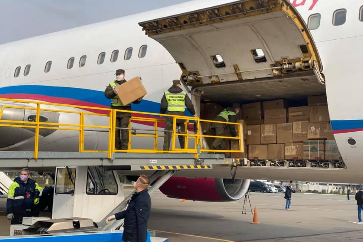 В Украину прибыл второй самолет из Китая, доставивший спецсредства защиты от коронавируса
