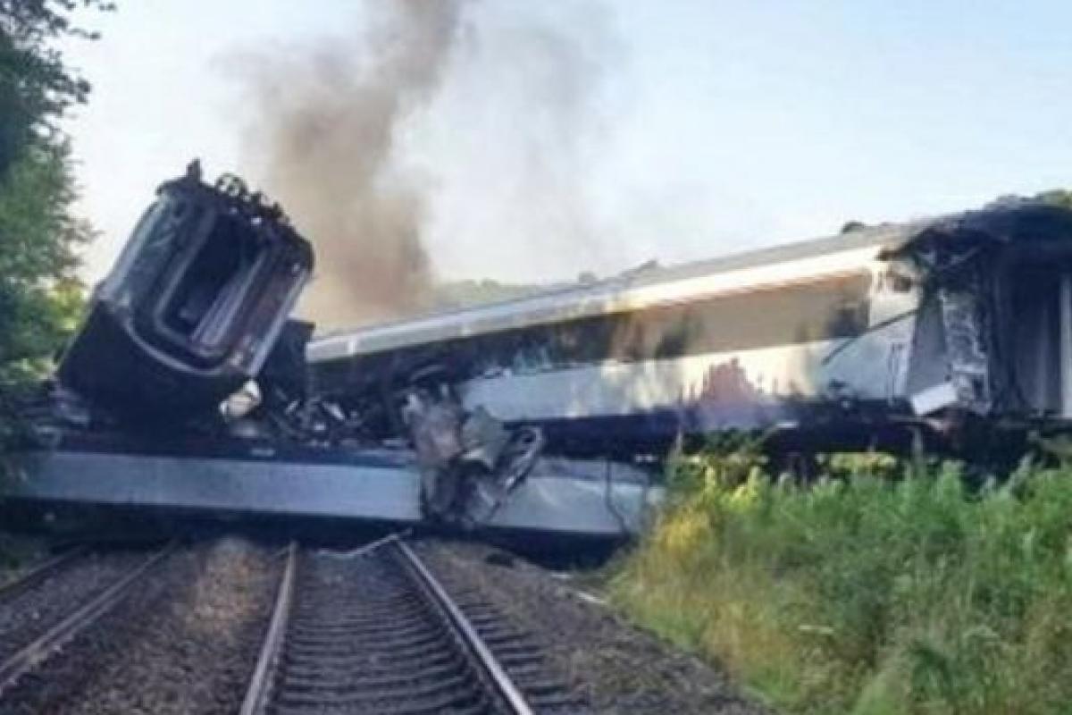 В Шотландии потерпел крушение пассажирский поезд