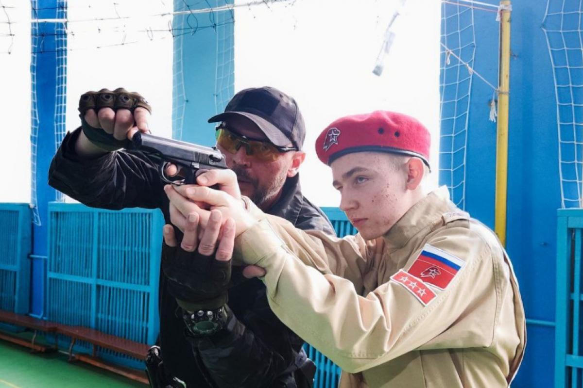 На оккупированной Луганщине "зомбирование" детей идет полным ходом