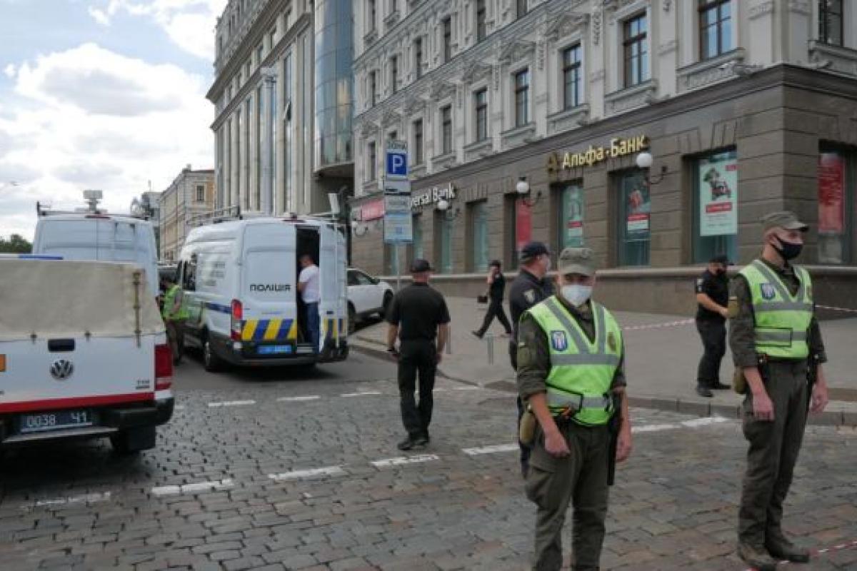 В центре Киева мужчина захватил банк