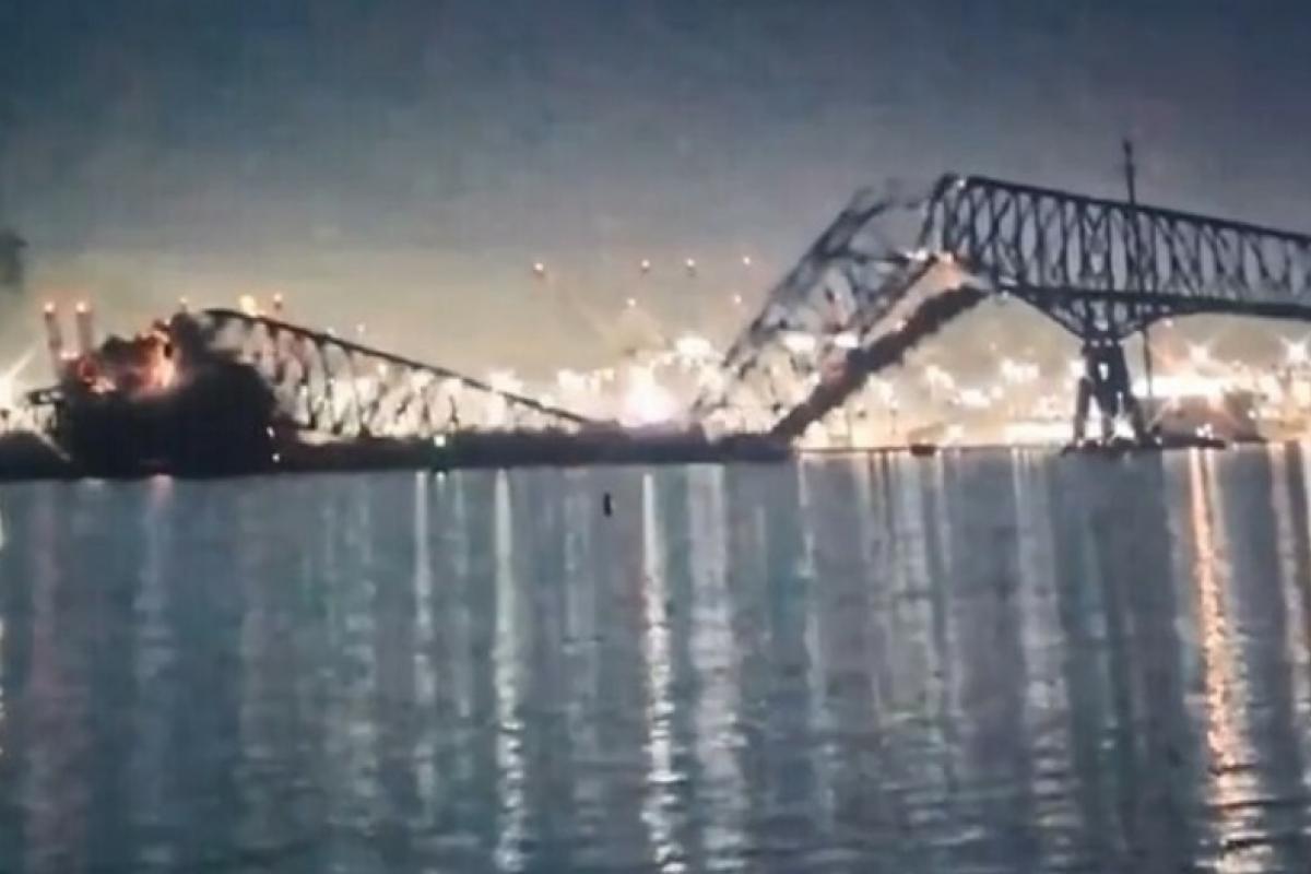 В американском Балтиморе из-за столкновения с контейнеровозом обрушился автомобильный мост