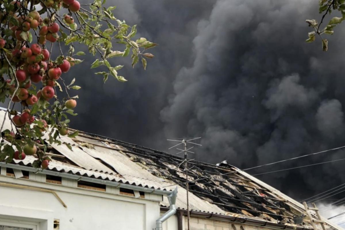 В Сумах в результате попадания ракеты разрушен дом, есть пострадавшие