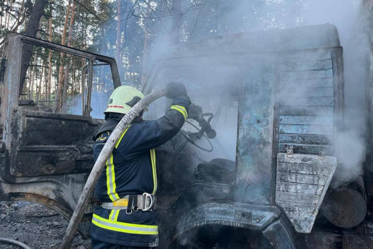 Ракетный удар по Киеву: в результате падения обломков возник пожар