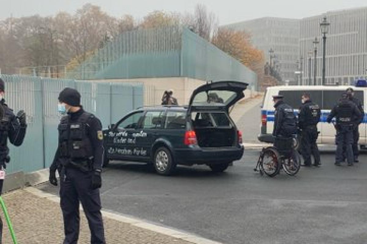В Берлине автомобиль протаранила ограждение резиденции канцлера Германии