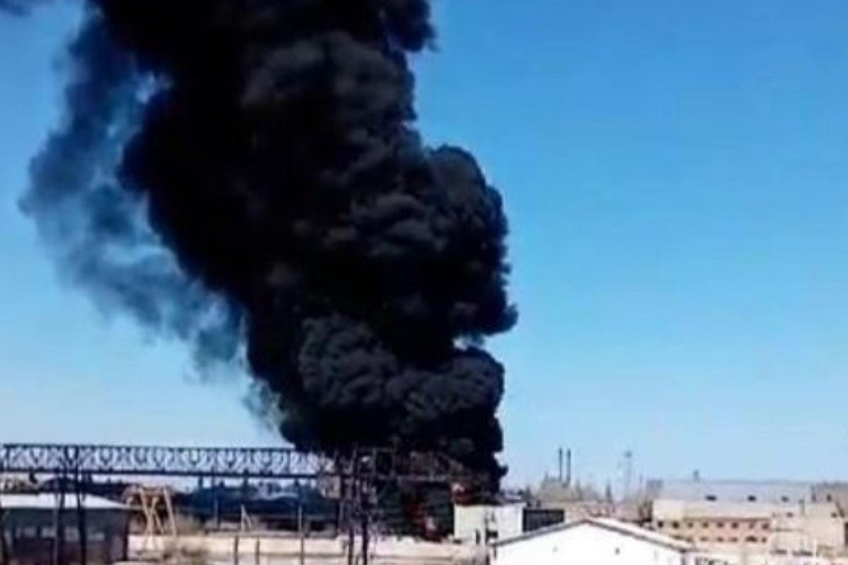 В российском Омске горят емкости с нефтепродуктами: о причине пожара власти молчат