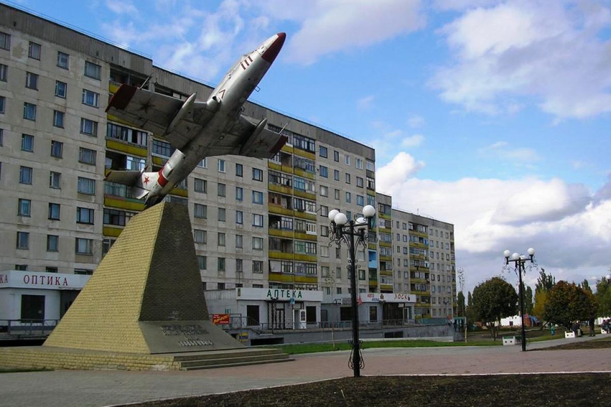 В Лисичанске неизвестные украли флаг Украины в сквере возле стелы "Самолет"