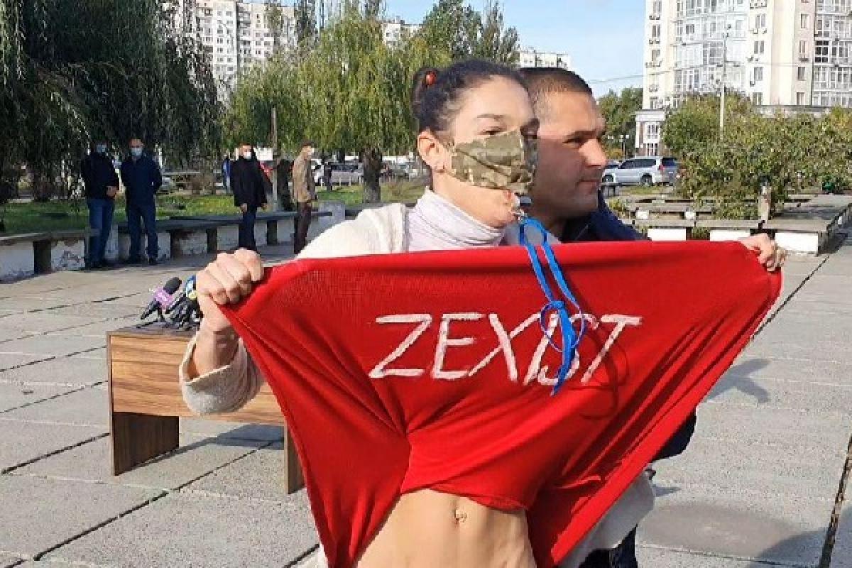 Активистка Femen устроила Зеленскому "теплый прием" на избирательном участке в Киеве