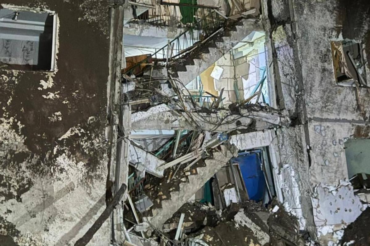 Российские оккупанты ударили авиабомбой по жилой многоэтажке в Херсоне