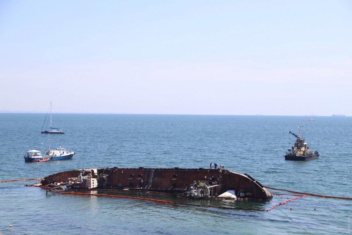 В Одессе произошел разлив нефти из затонувшего танкера "Делфи"