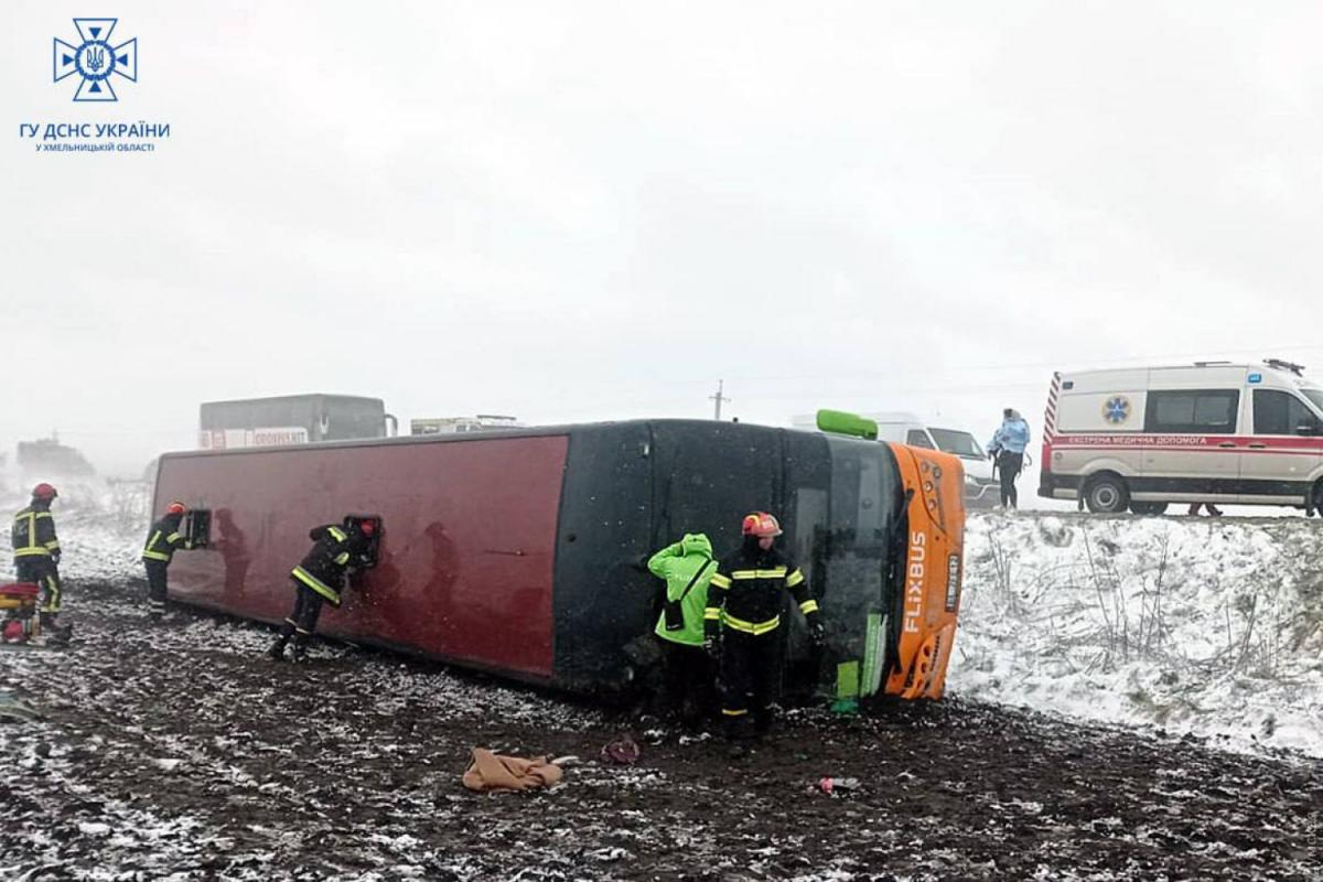 На Хмельниччине перевернулся автобус сообщением "Варшава - Одесса"