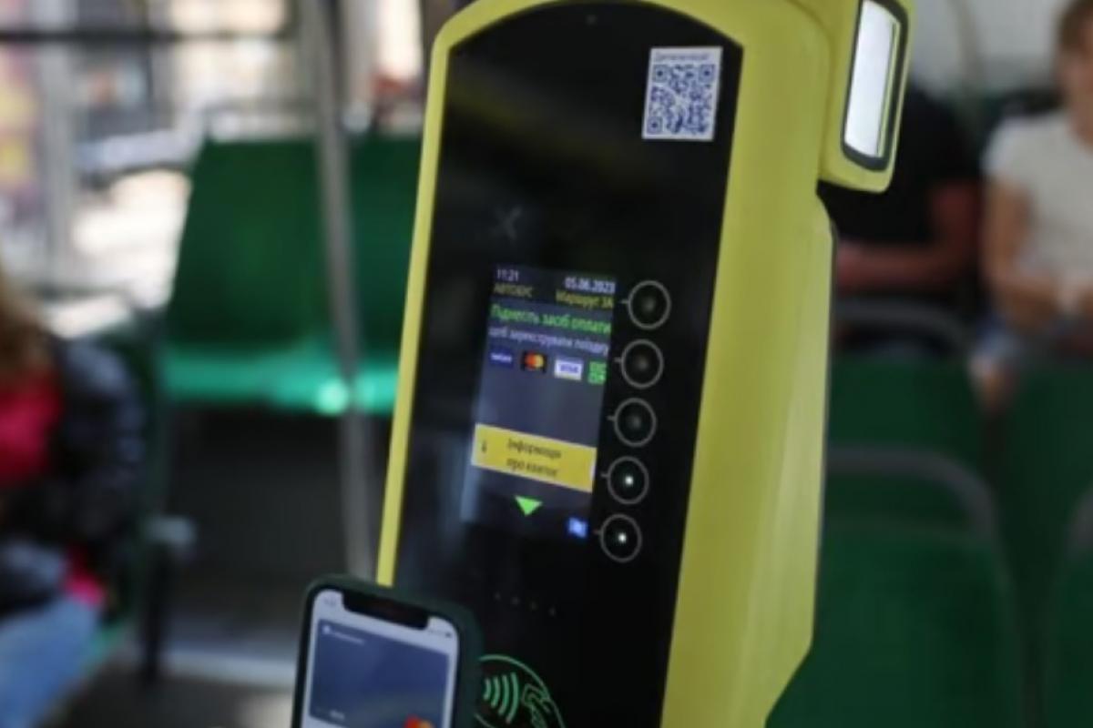 Зеленский подписал закон о внедрении электронных билетов в транспорте