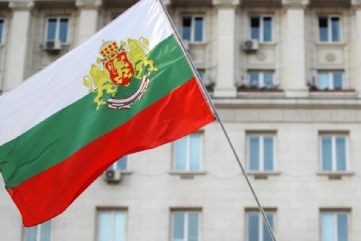 Болгария высылает из страны 70 сотрудников дипмиссии РФ