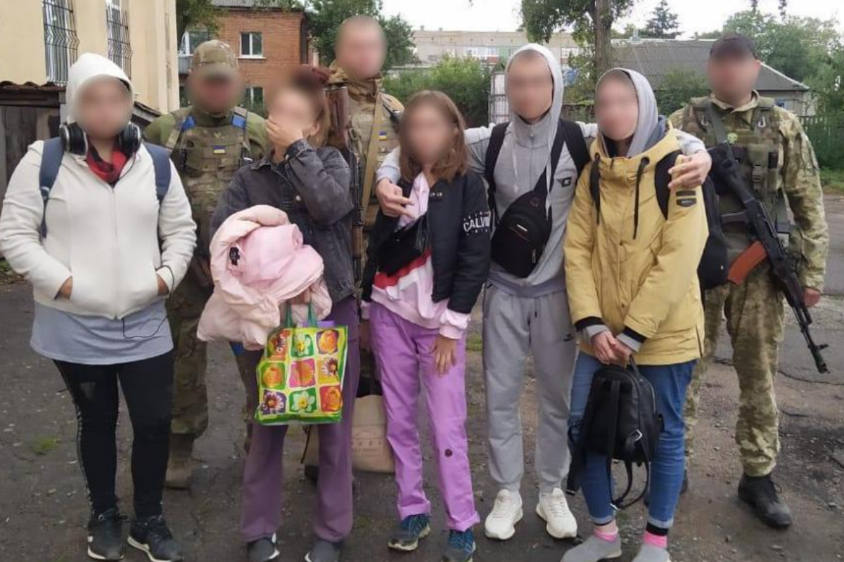 В освобожденном Купянске пограничники спасли подростков, которых оккупанты удерживали в подвале