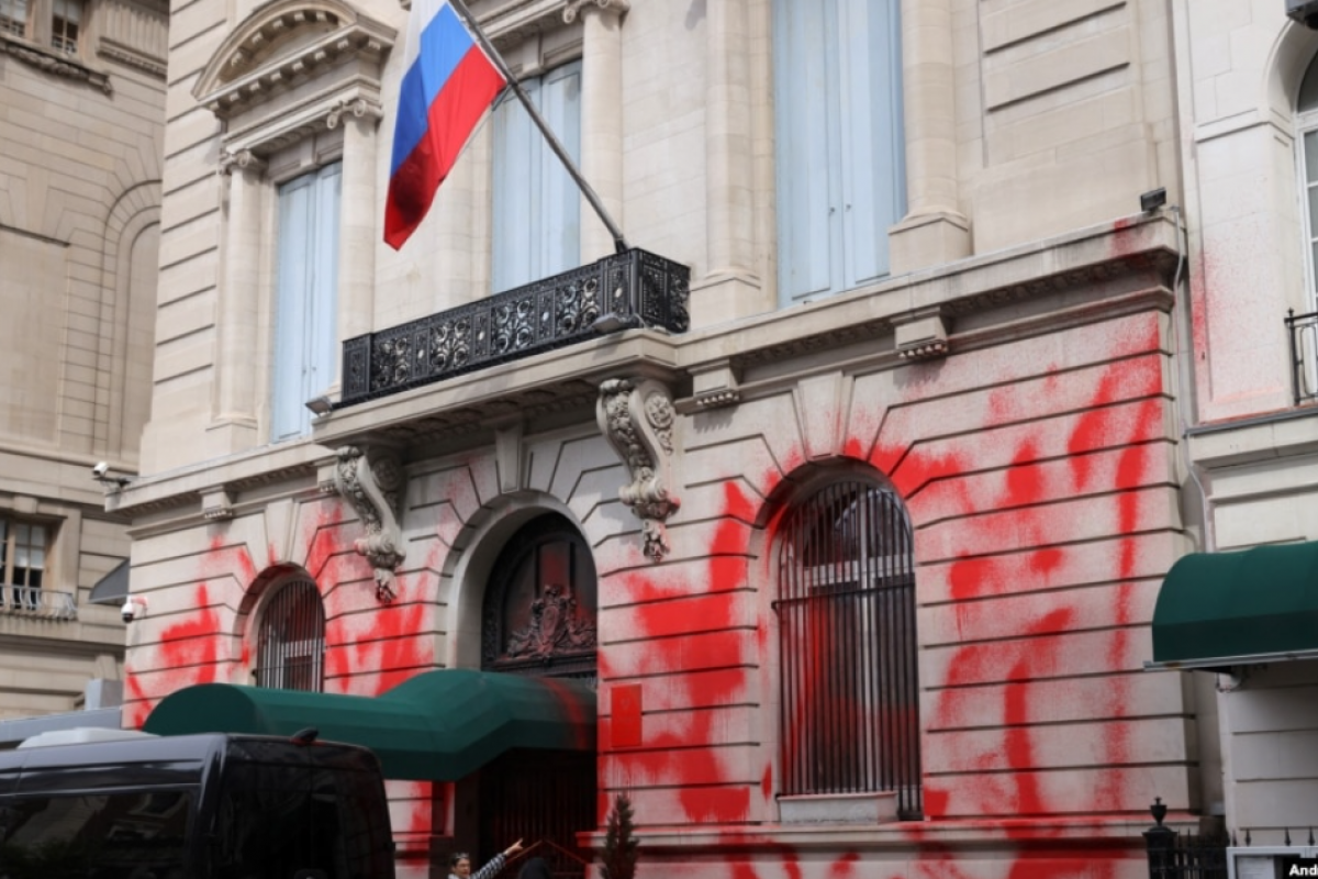 В Нью-Йорке неизвестные облили фасад консульства РФ красной краской