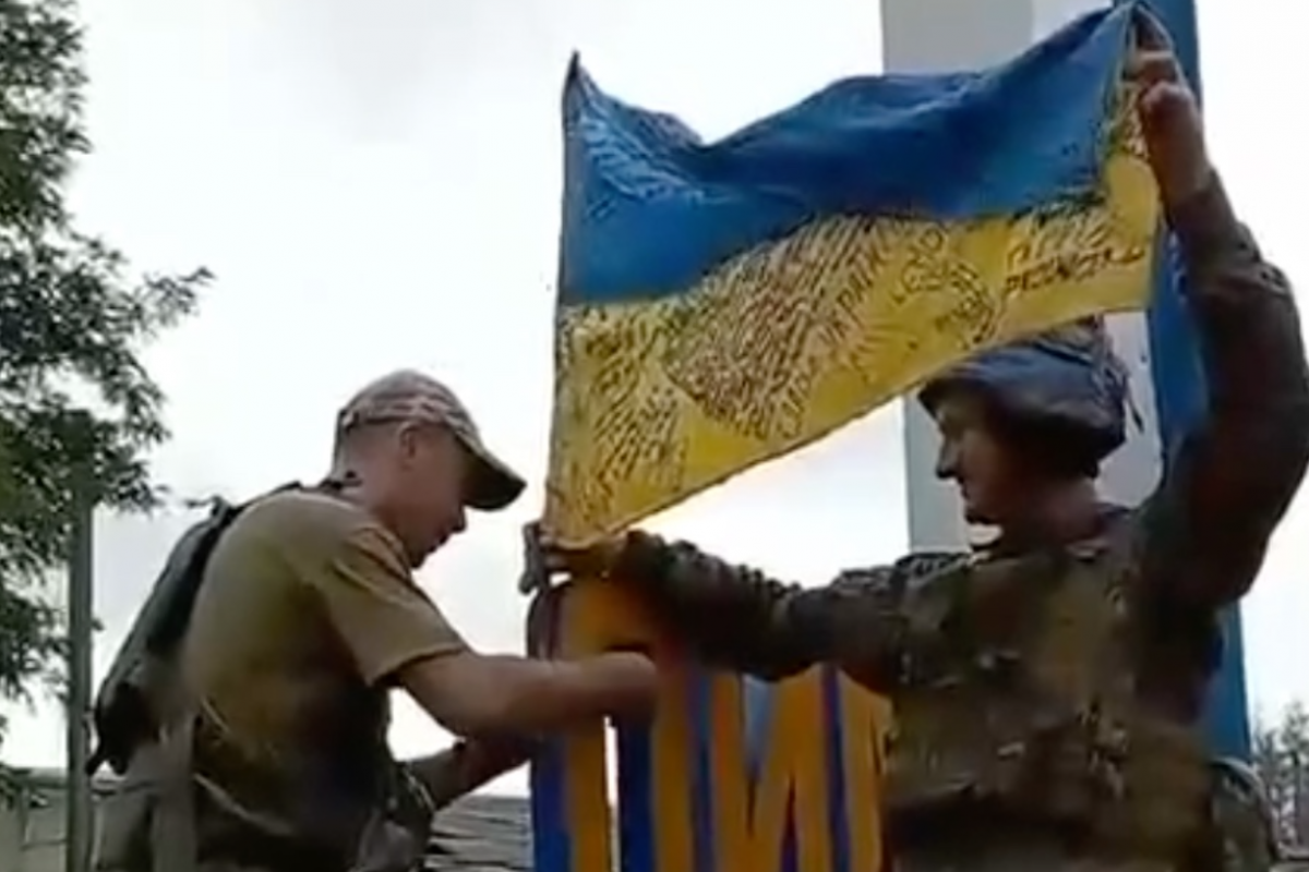 Украинские воины подняли государственный флаг на въезде в Лиман