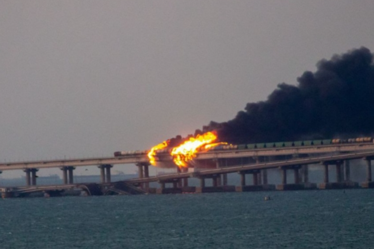 На Крымском мосту после взрыва начался сильный пожар