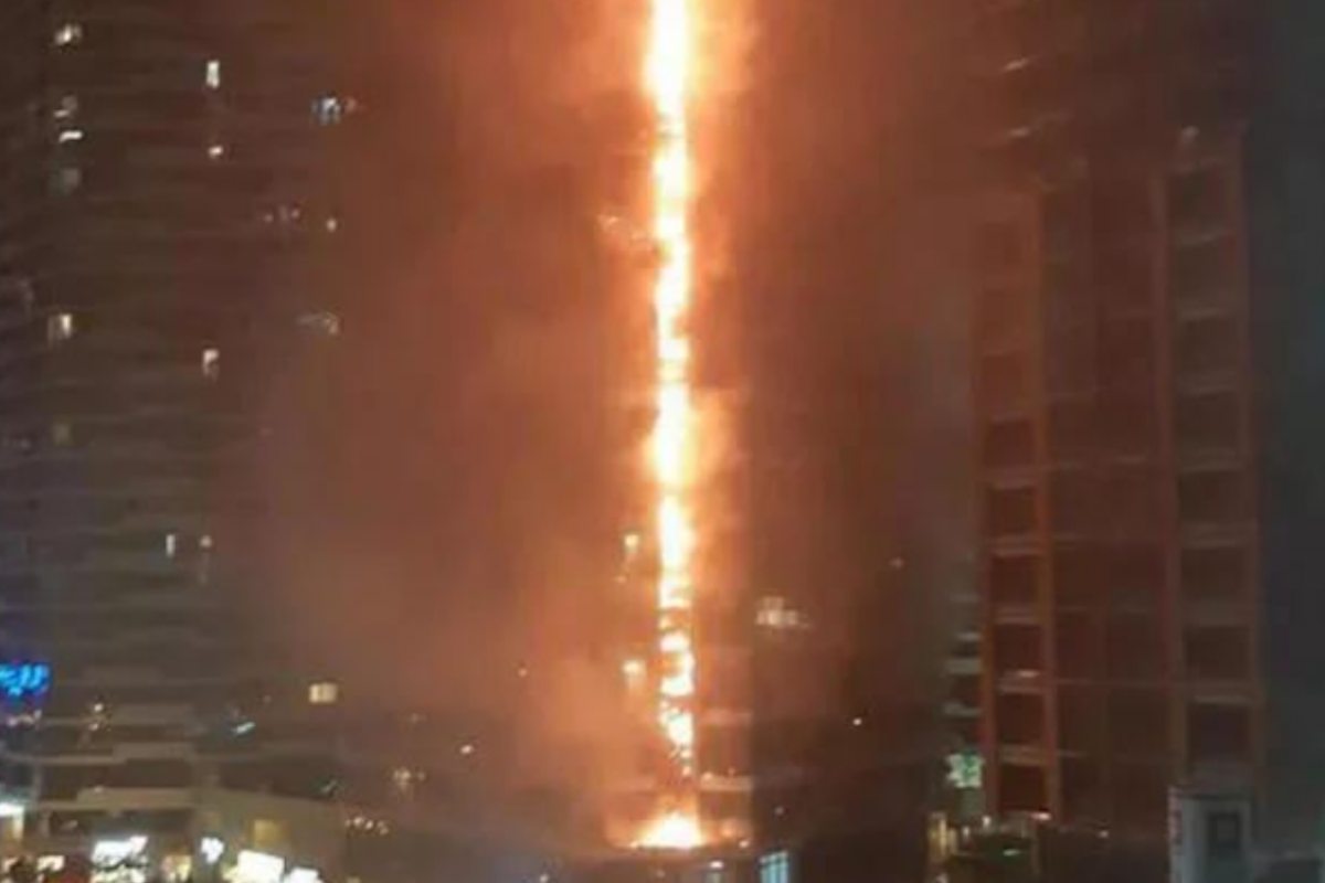 В Стамбуле вспыхнул масштабный пожар в 24-этажном жилом доме