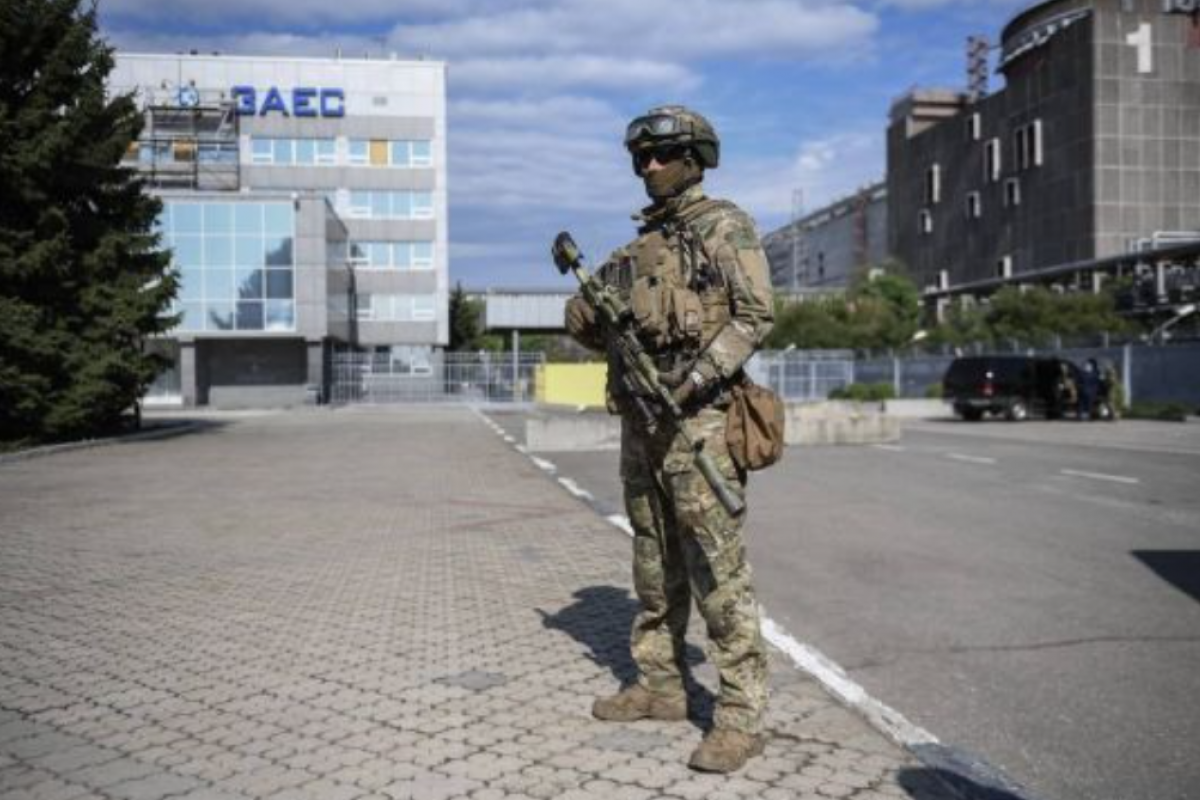Российские оккупанты похитили двух работников Запорожской АЭС